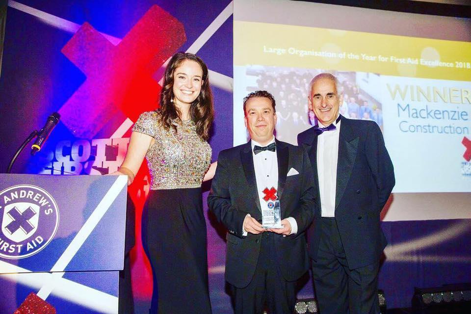 James spencer md of pinnacle presents award to mackenzie constructionjpg